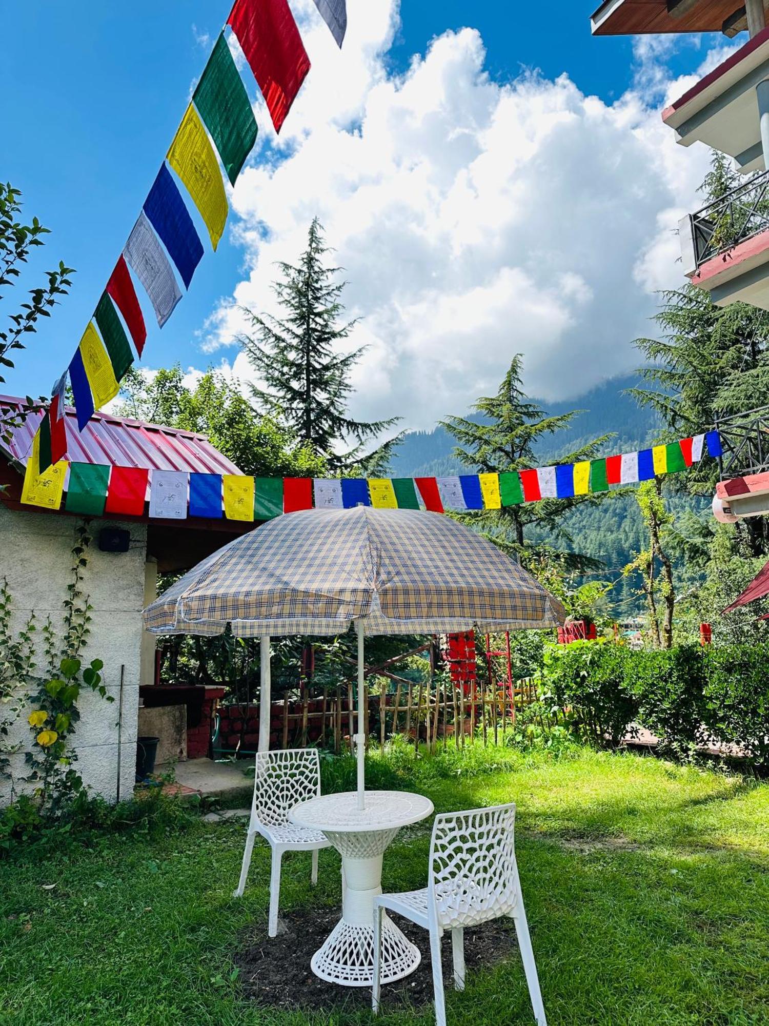 Red House Cafe And Inn 마날리 외부 사진