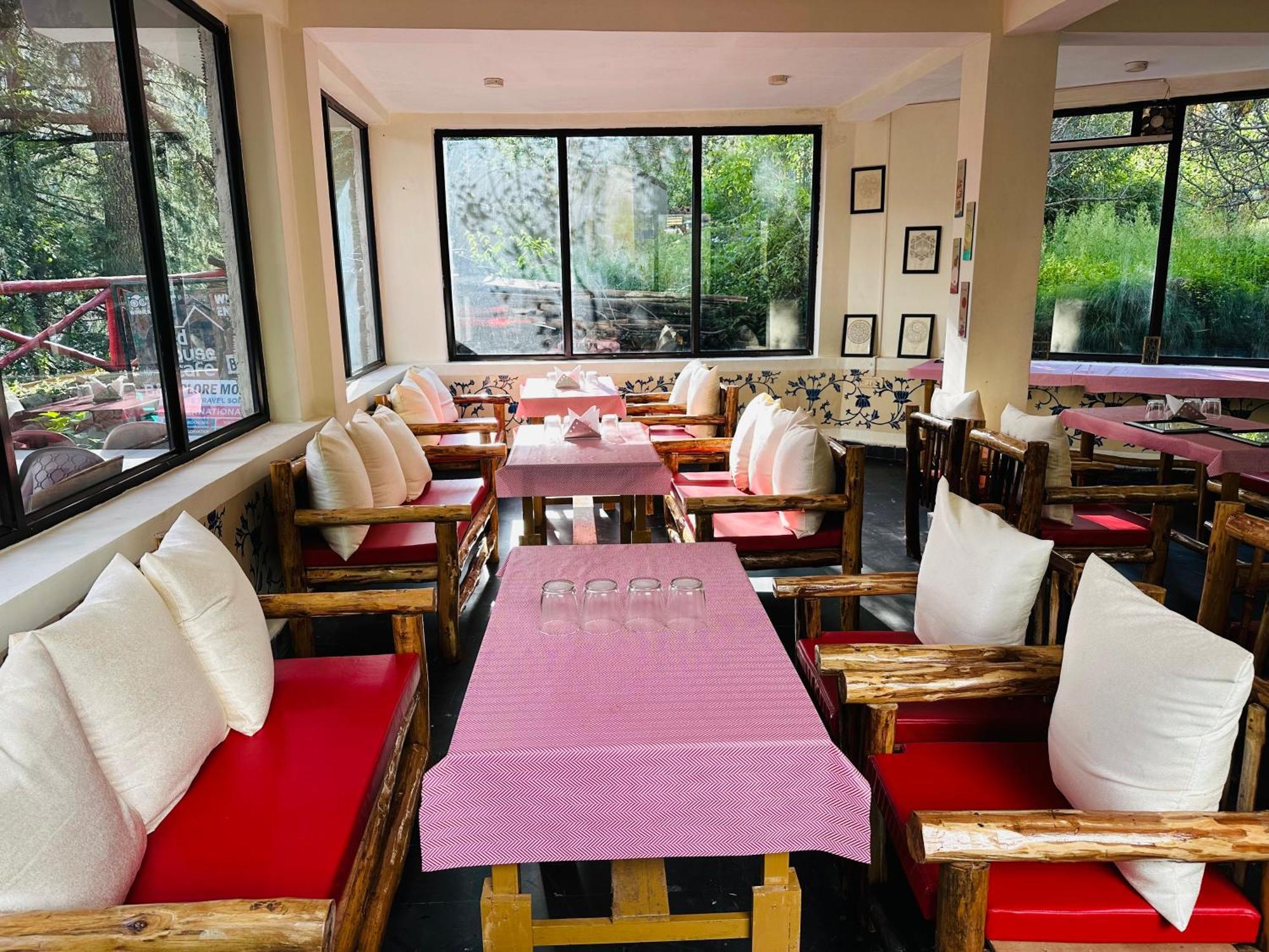 Red House Cafe And Inn 마날리 외부 사진