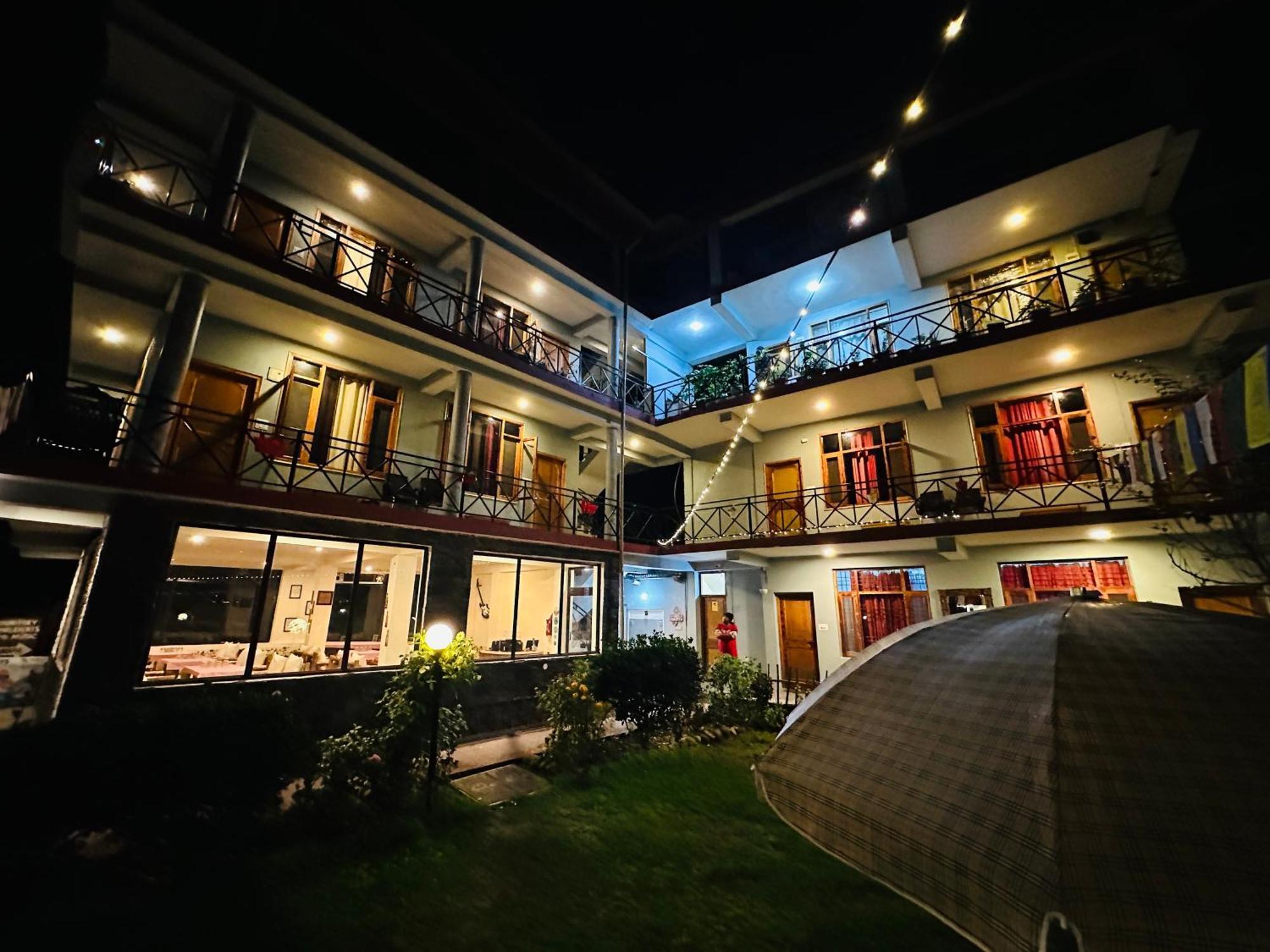 Red House Cafe And Inn 마날리 외부 사진
