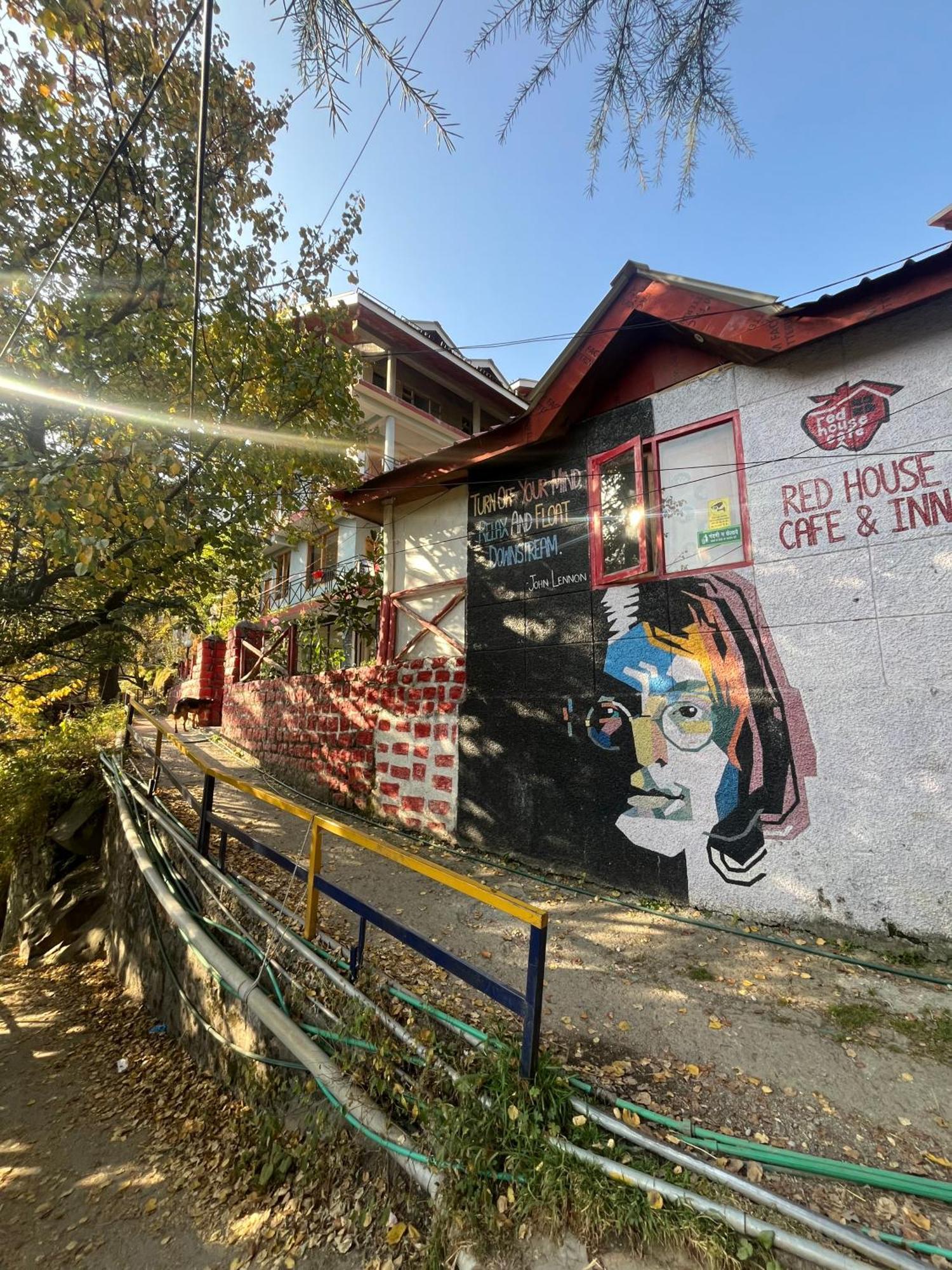 Red House Cafe And Inn 마날리 외부 사진